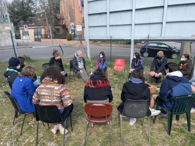 A inizio marzo il clan ha vissuto un'esperienza di servizio insieme agli amici della Ronda della Carità! Tra le varie attività, i ragazzi e le ragazze hanno preparato e servito la colazione alle persone senza fissa dimora, aiutato nella riparazione e nella consegna delle bici, bonificato parte del territorio e preparato il pranzo della domenica. Due giornate ricche che hanno permesso a tutti di mettersi in gioco!🔥

@rondadellacarita 

#ilsesto #verona6 #rs #brancars #clan #scout #scouts #scoutitalia #agesci #agesciveneto #fis #scouting #servizio #rondadellacarità