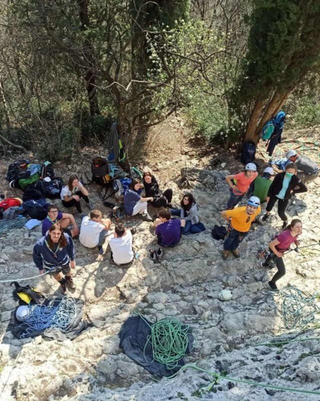 Chi l'ha detto che l'avventura si vive solo in reparto? Beccatevi il nostro noviziato alle prese con l'arrampicata! Dopo aver cucinato insieme, si sono goduti il bel panorama dalla falesia🧗🏼🧗🏽‍♀️🌄

#ilsesto #verona6 #rs #brancars #noviziato #scout #scouts #scoutitalia #agesci #agesciveneto #fis #scouting #exploring #avventura #climbing #arrampicata