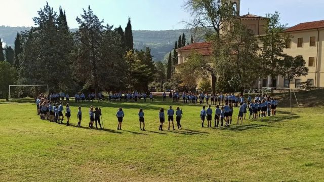 Con l'uscita dei passaggi termina l'anno scout e ne inizia uno nuovo. Durante questi due giorni abbiamo assistito alla salita delle Coccinelle in reparto, alla formazione del nuovo noviziato, del clan e della Co.Ca (tutti bellissimi e frizzanti!)🔥
Ma non solo! Infatti, abbiamo raccolto alimenti e beni di prima necessità destinati alle persone ospitate nel campo di accoglienza di Corinto, in Grecia. Un bel modo per dare una mano a chi è in difficoltà, condividendo momenti non solo di gioco, ma anche di riflessione! Ringraziamo di cuore la Onlus @onebridgetoidomeni per averci coinvolti in questa iniziativa solidale✨

#ilsesto #verona6 #scout #scouts #scouting #agesci #agesciveneto #fis #brancalc #brancaeg #brancars #clan #noviziato #reparto #cerchio #uscitadeipassaggi #exploring