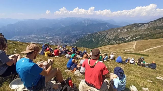 Quest'estate, il reparto di San Pio è andato a Ronzo-Chienis a bordo dell'Orient Express! Tra manicaretti preparati alla trapper e gare di cucina con strani mercanti, pire di dimensioni notevoli e grandi camminate per i monti, il reparto si è goduto 12 giorni di campo estivo!🚂🏕️

#ilsesto #verona6 #scout #scouts #scouting #agesci #agesciveneto #fis #brancaeg #reparto #sanpiox #campoestivo #exploring