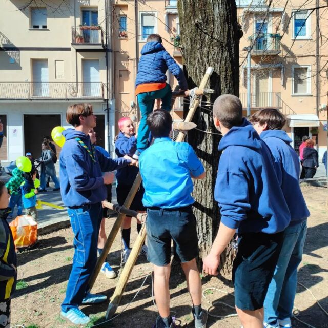 Alla domenica ecologica organizzata dal @comunediverona c'eravamo anche noi! È stato un grandissimo successo, e che gioia incontrarvi tutti lì!☀️
Il vostro entusiasmo durante i giochi e la vostra generosità durante la raccolta dei beni organizzata da @onebridgetoidomeni sono stati travolgenti. 
Grazie per essere stati con noi!

#scout #brancars #domenicaecologica #comunediverona #borgovenezia #obti #scouts #scouting #agesci #agesciveneto #fis #exploring